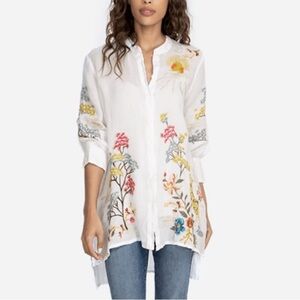 Johnny Was 100% Ramie white button up blouse with safari embroidery giraffe